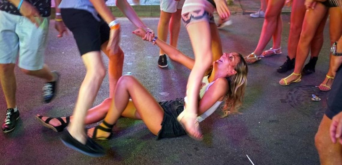 Σκηνές «άπειρου κάλλους» από μεθυσμένους βρετανούς τουρίστες – Αρνούνται να τους «νταντεύουν» οι αστυνομικοί – ΦΩΤΟΓΡΑΦΙΕΣ
